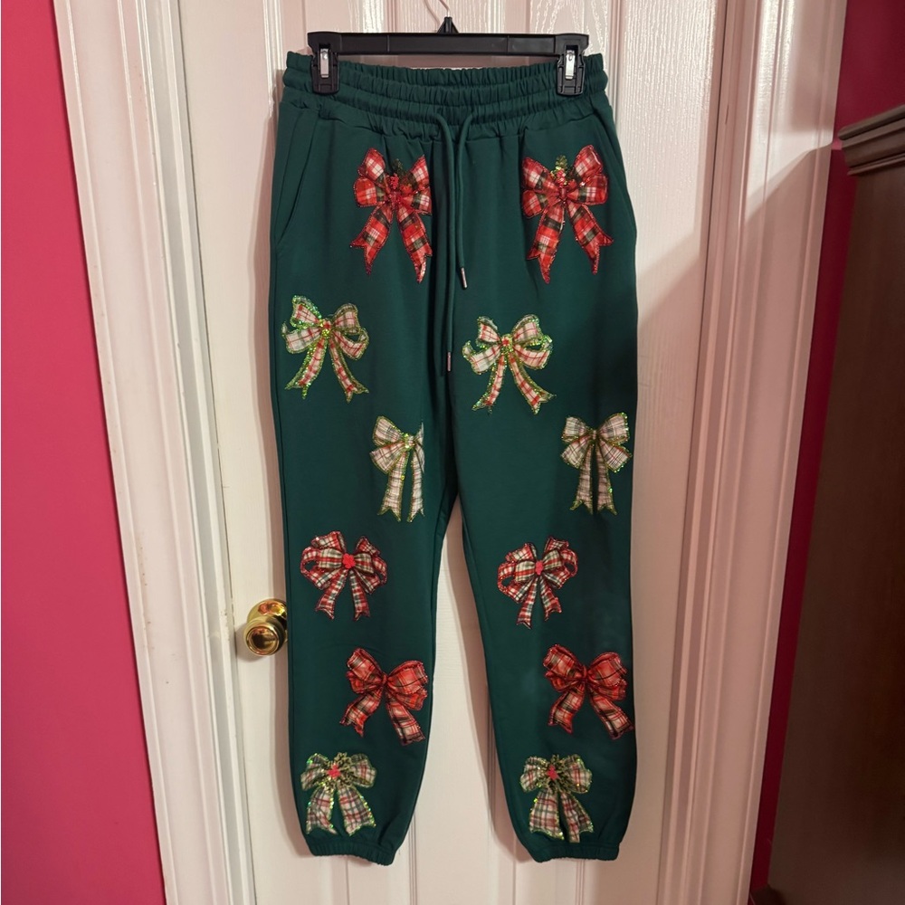 NWOT Green Bottoms with Bow Design